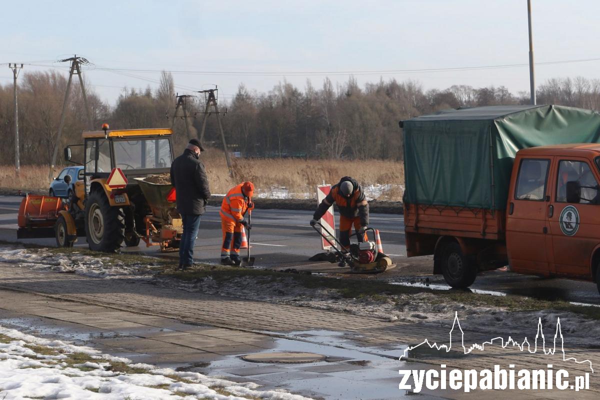 Dziurawe ulice, aż koła można pourywać