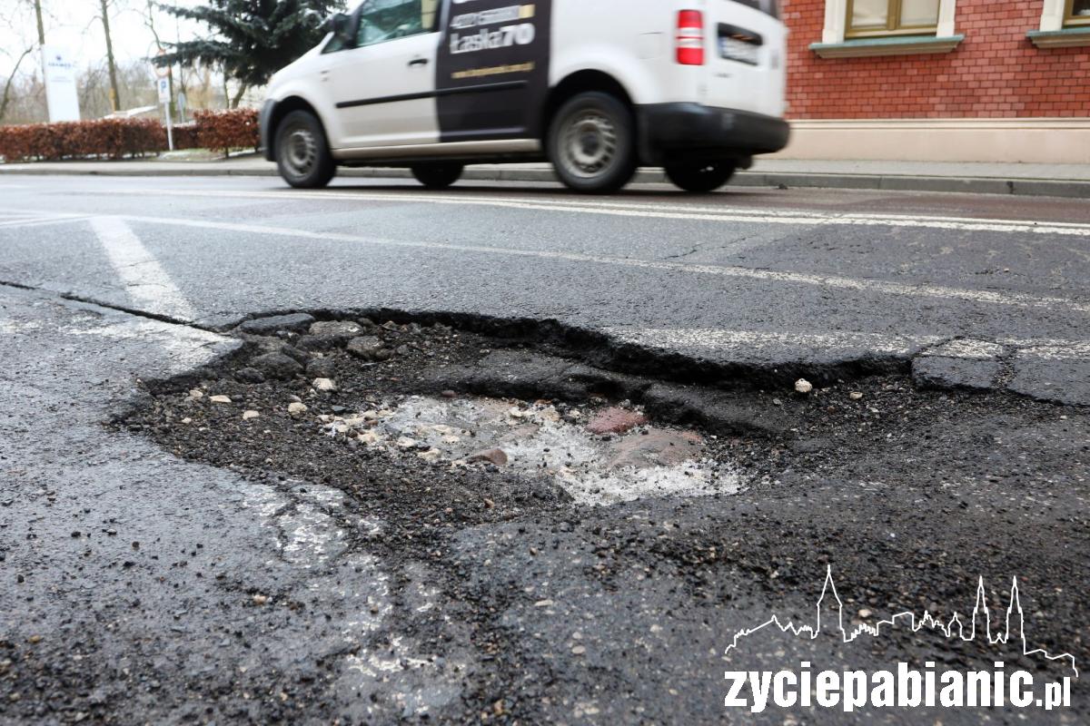 Dziurawe ulice, aż koła można pourywać