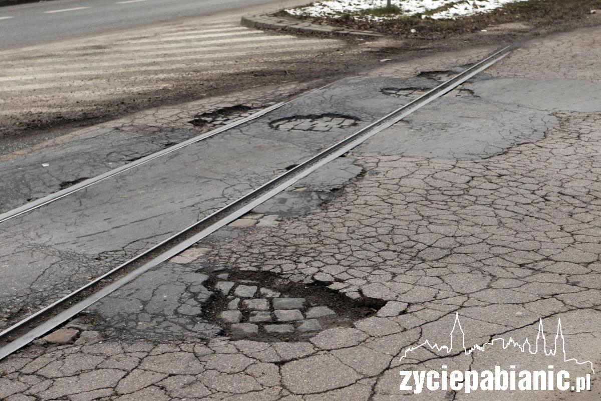 Dziurawe ulice, aż koła można pourywać