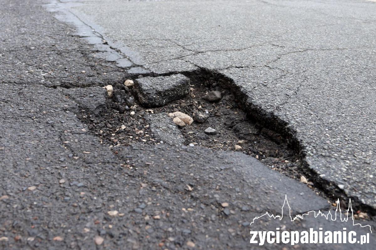 Dziurawe ulice, aż koła można pourywać