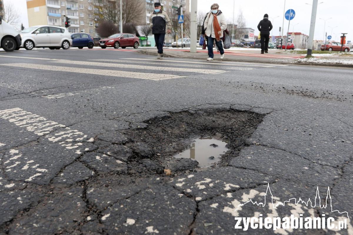 Dziurawe ulice, aż koła można pourywać