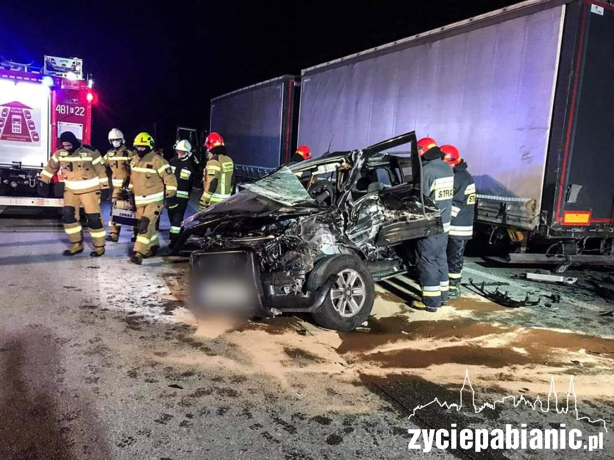 Trasa S8. Osobówka uderzyła w ciężarówkę