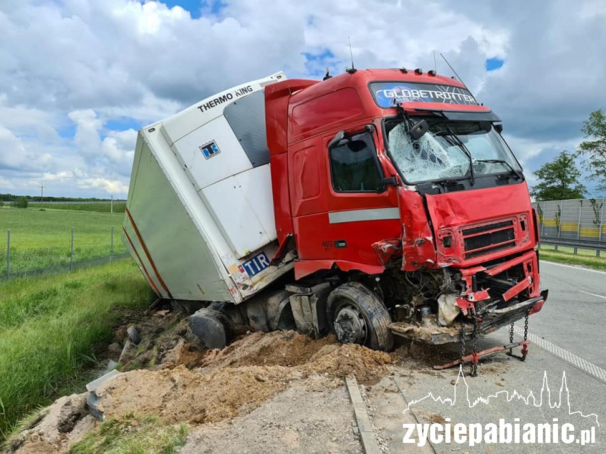 Kolizja na S8. Ciężarówka w rowie