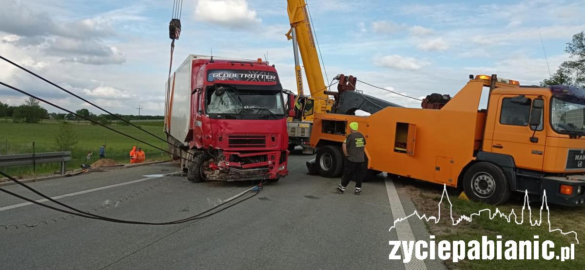 Kolizja na S8. Ciężarówka w rowie