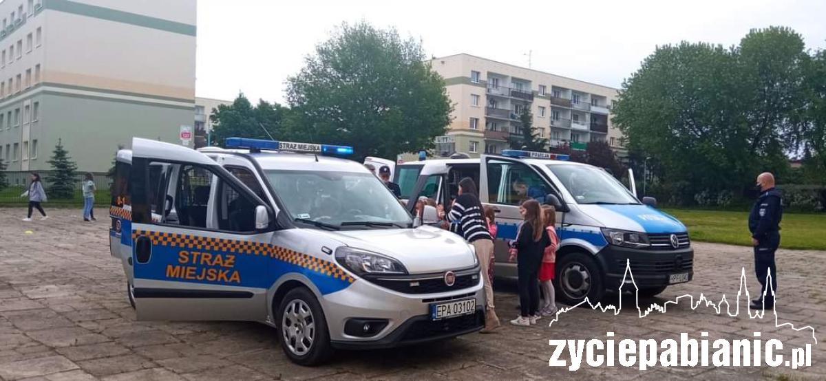 Radiowozy na boisku szkolnym