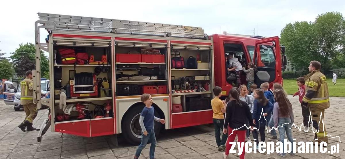 Radiowozy na boisku szkolnym