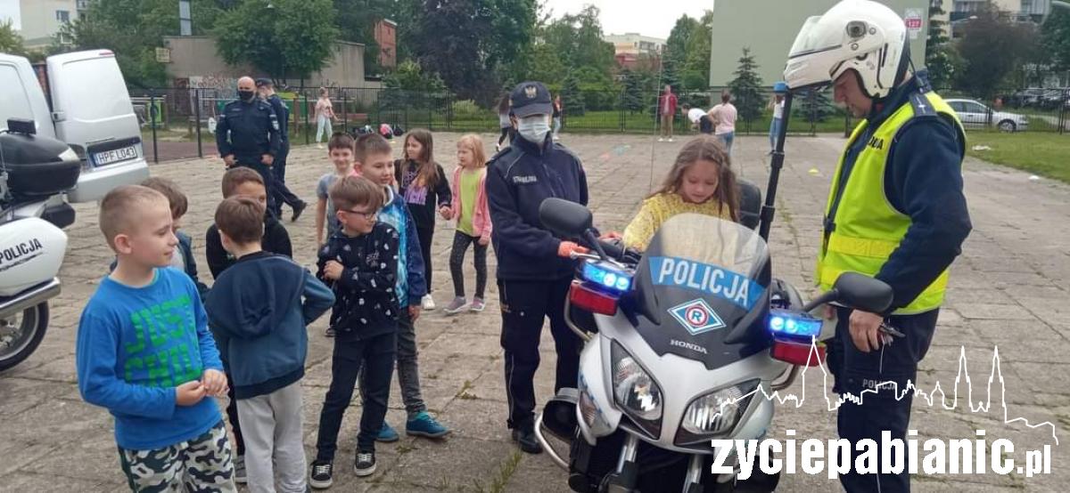 Radiowozy na boisku szkolnym