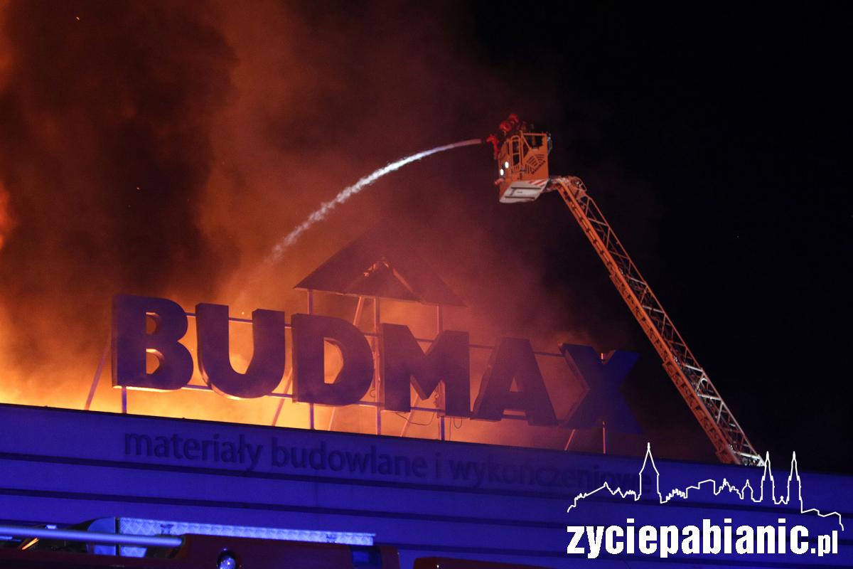 Pożar hurtowni budowlanej Budmax przy ul. Jutrzkowickiej