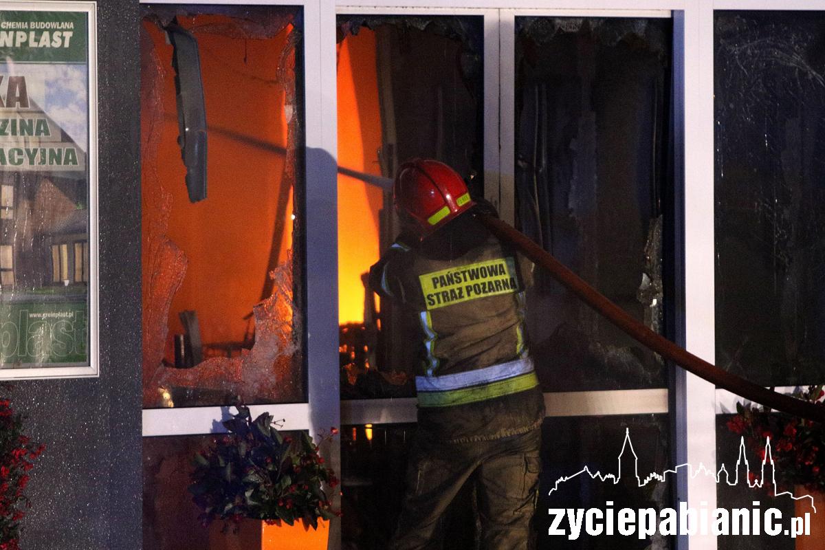 Pożar hurtowni budowlanej Budmax przy ul. Jutrzkowickiej