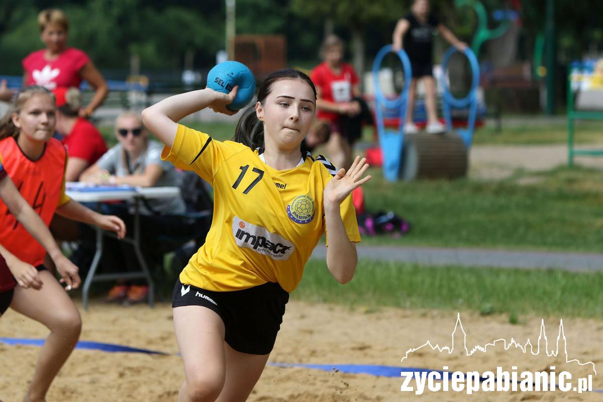 Dziewczyny z Pabiksu najlepsze w plażowej piłce ręcznej