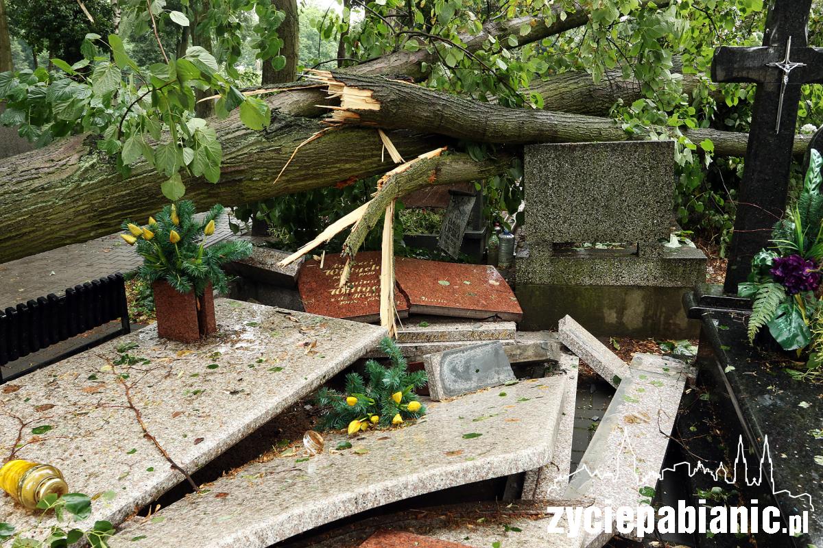 Burza powaliła drzewa na cmentarzu