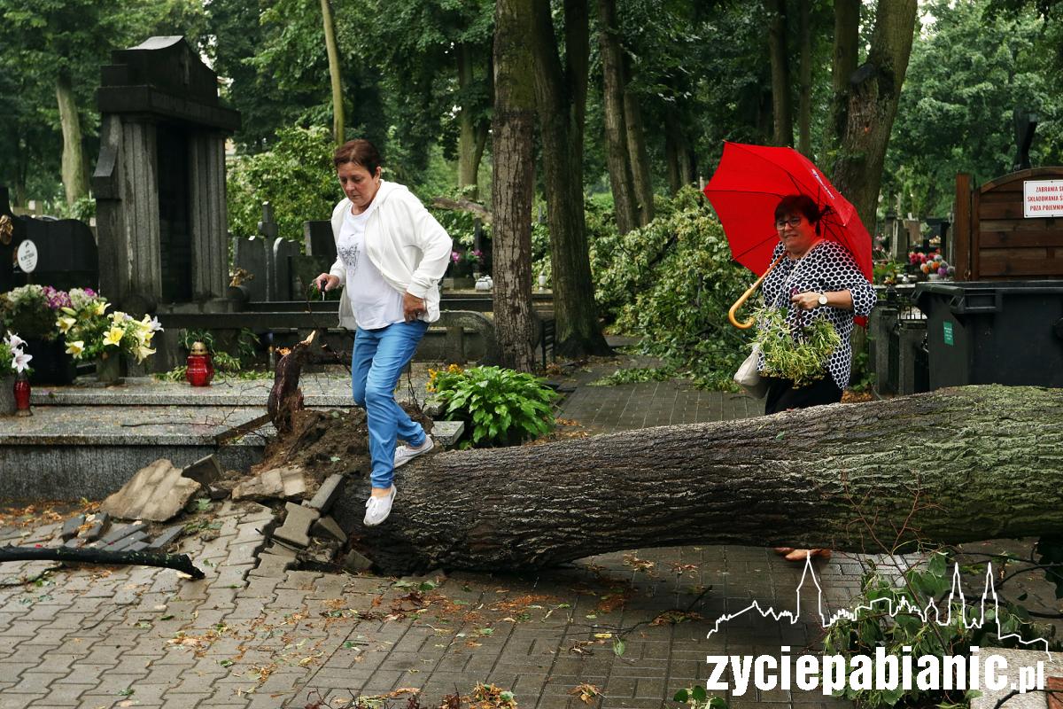 Burza powaliła drzewa na cmentarzu