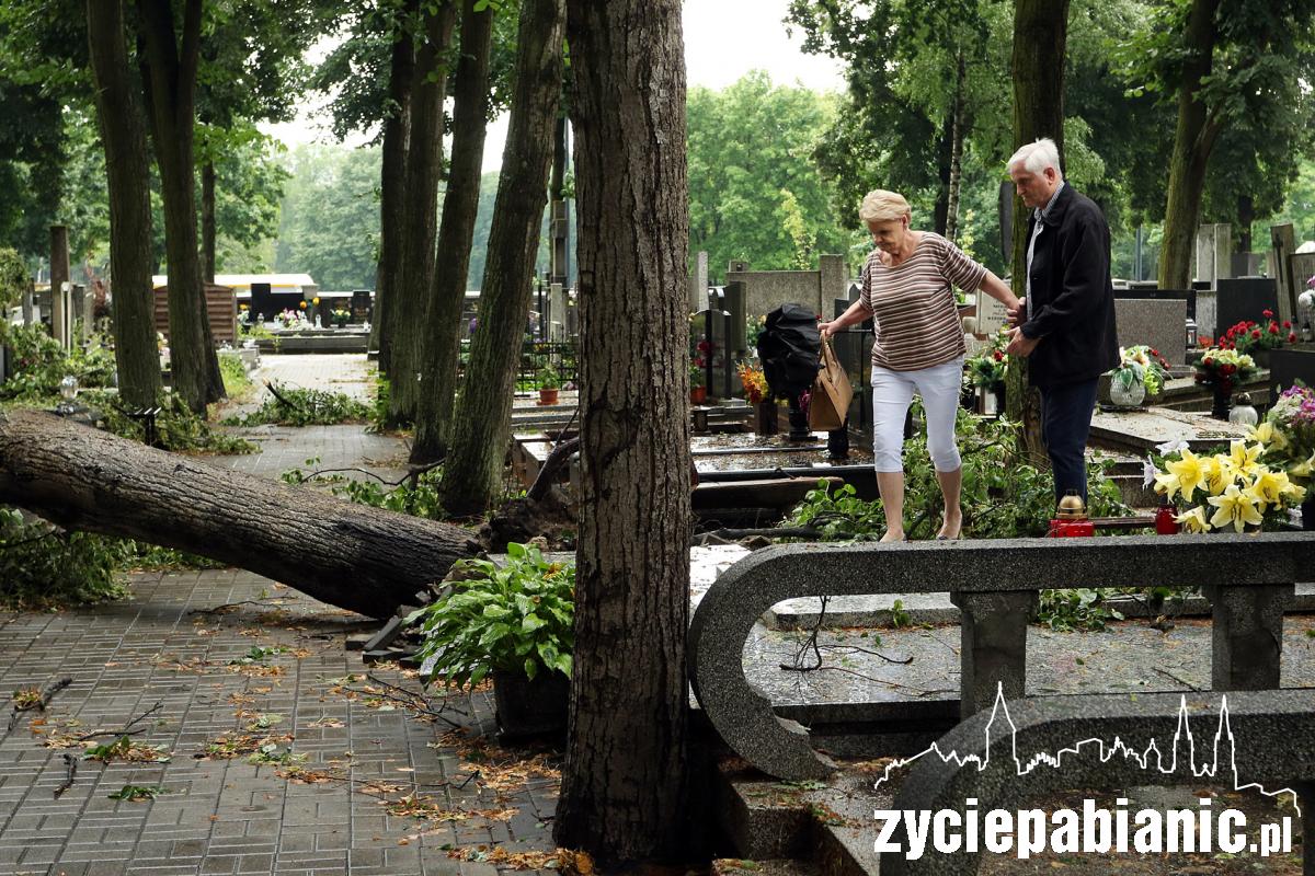 Burza powaliła drzewa na cmentarzu