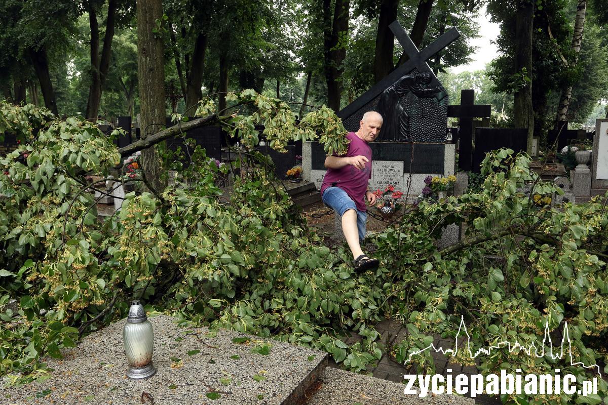 Burza powaliła drzewa na cmentarzu