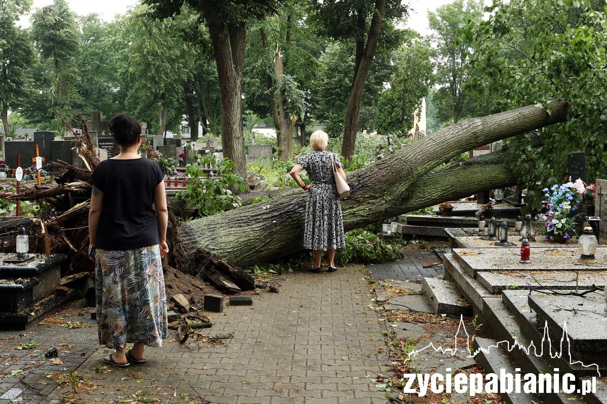 Burza powaliła drzewa na cmentarzu