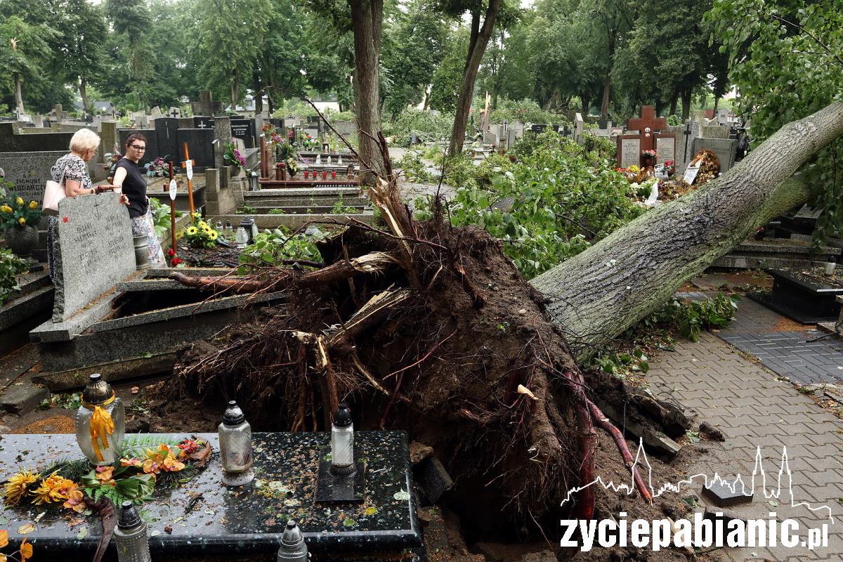 Burza powaliła drzewa na cmentarzu
