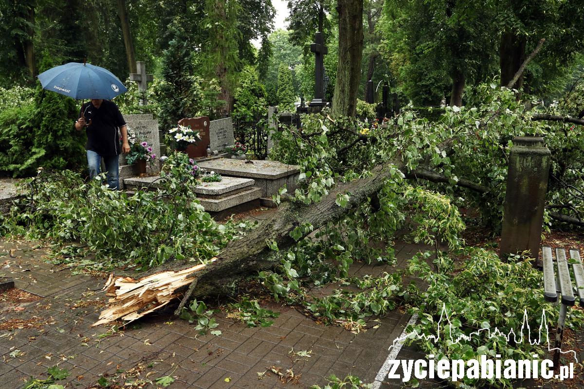 Burza powaliła drzewa na cmentarzu
