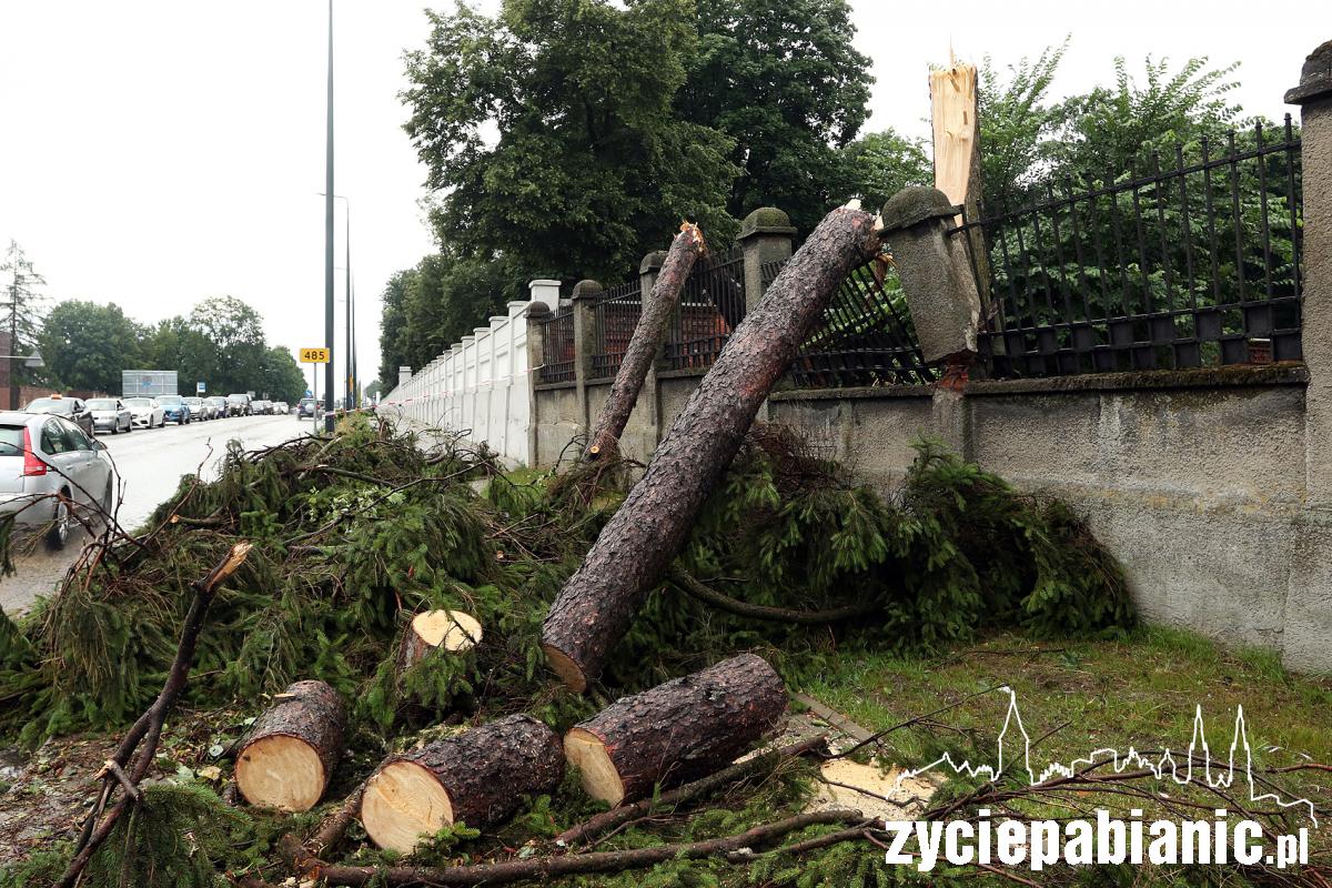 Burza powaliła drzewa na cmentarzu