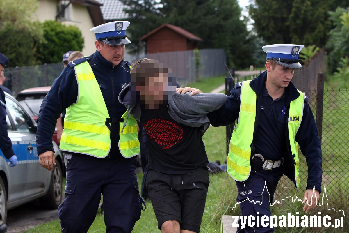 Piłsudskiego: Policjanci skuli kajdankami czterech mężczyzn