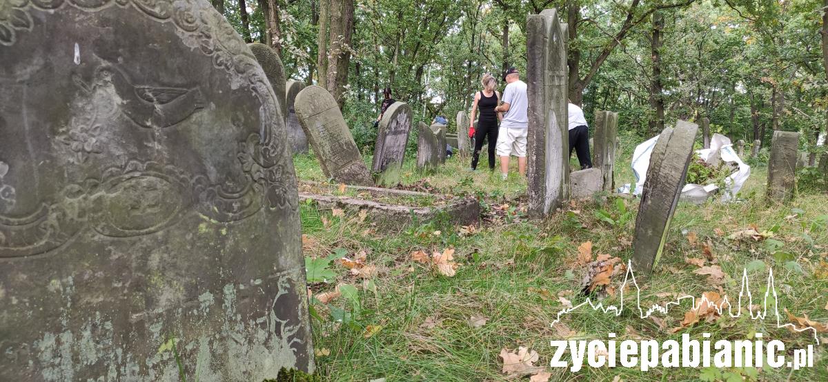 Cmentarz żydowski powoli odzyskuje dawny blask