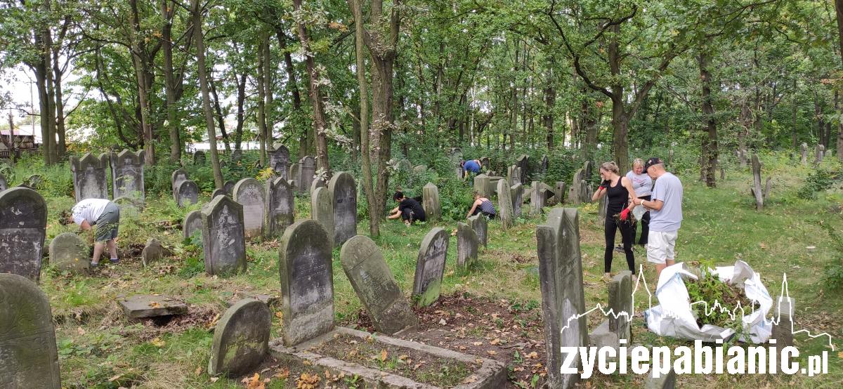 Cmentarz żydowski powoli odzyskuje dawny blask
