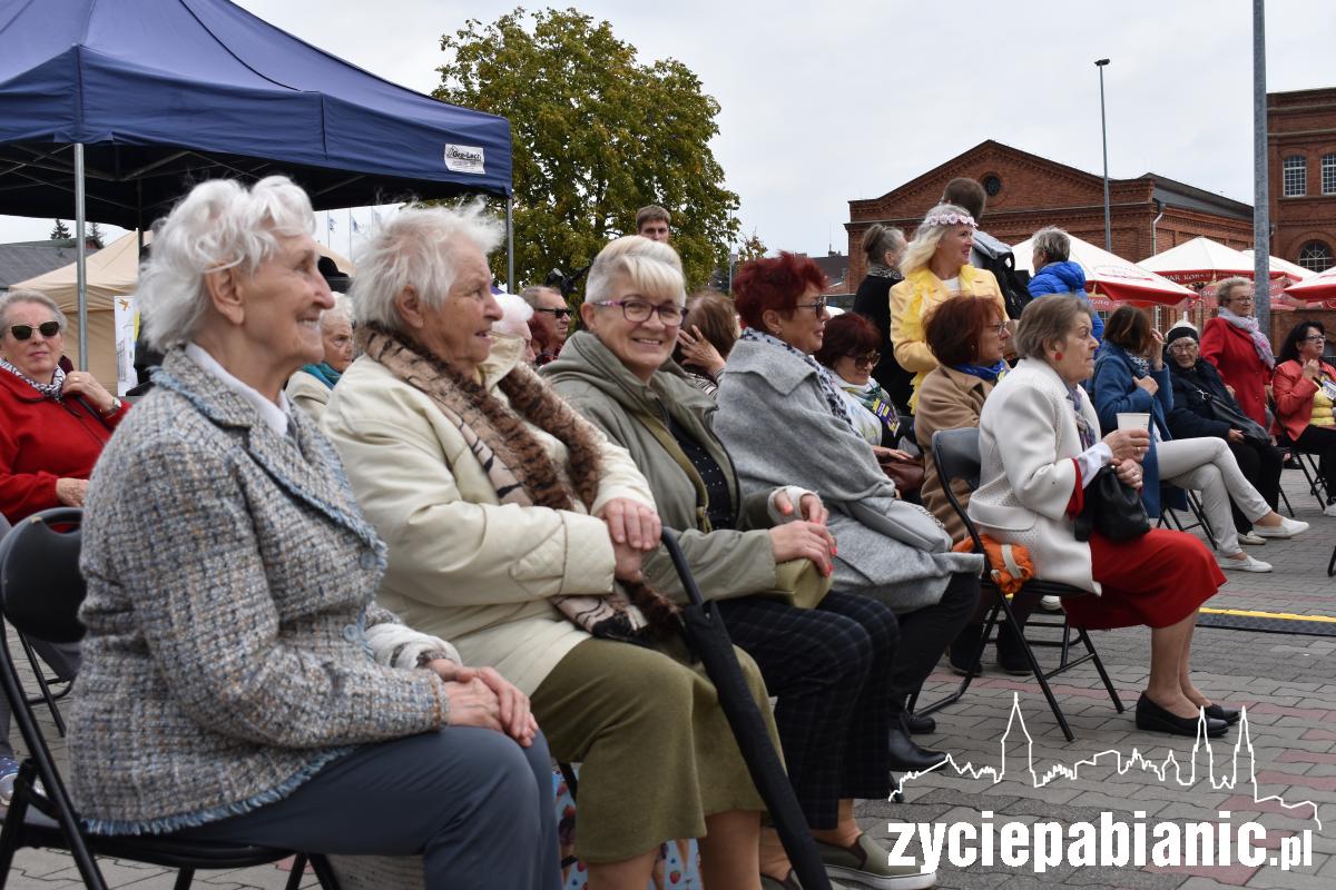 Senioriada. Barwna parada seniorów i festyn