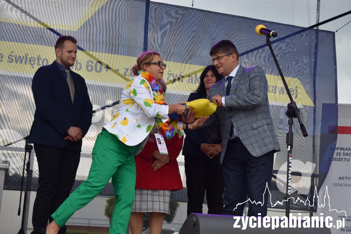Senioriada. Barwna parada seniorów i festyn