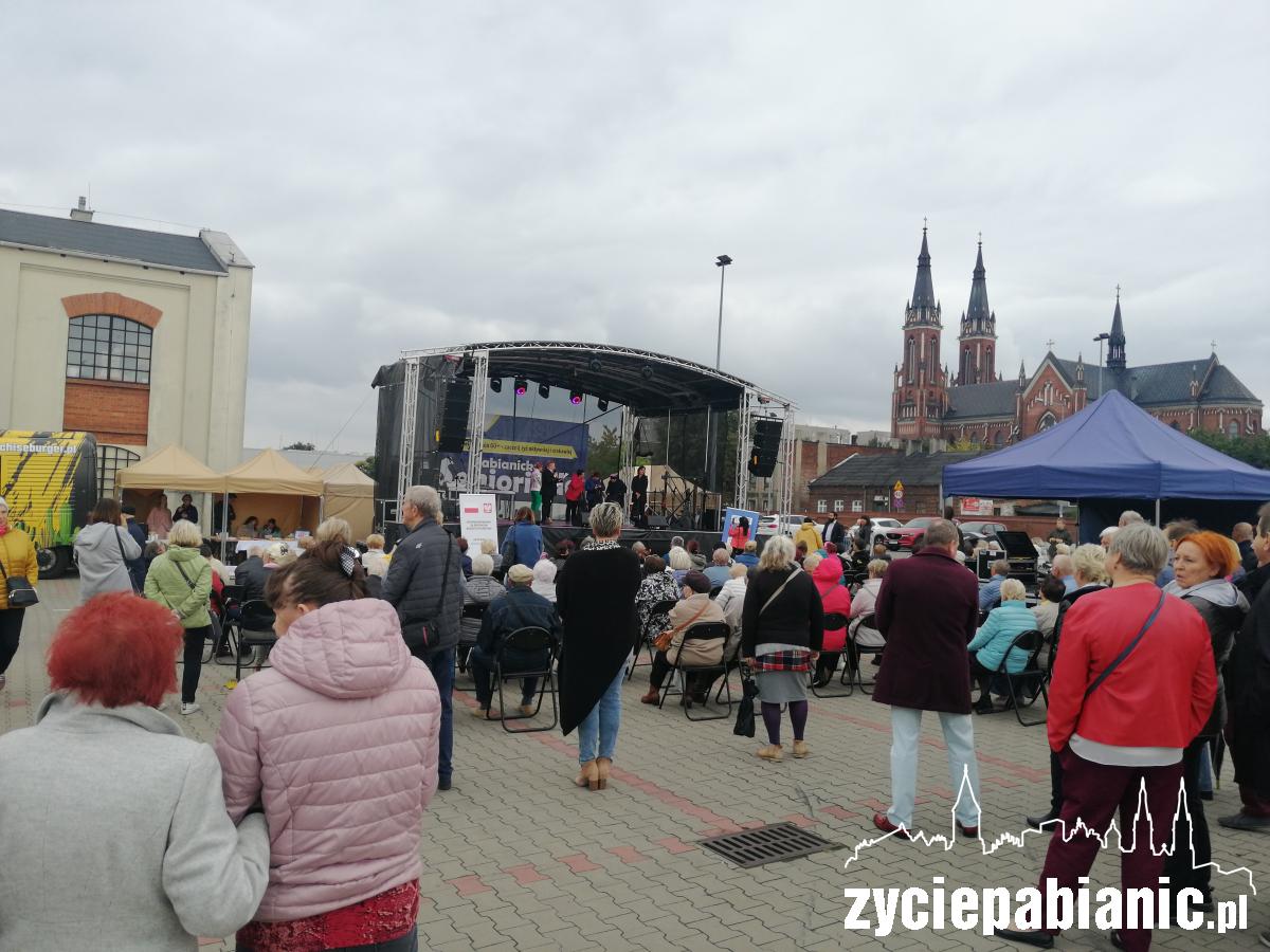 Senioriada. Barwna parada seniorów i festyn