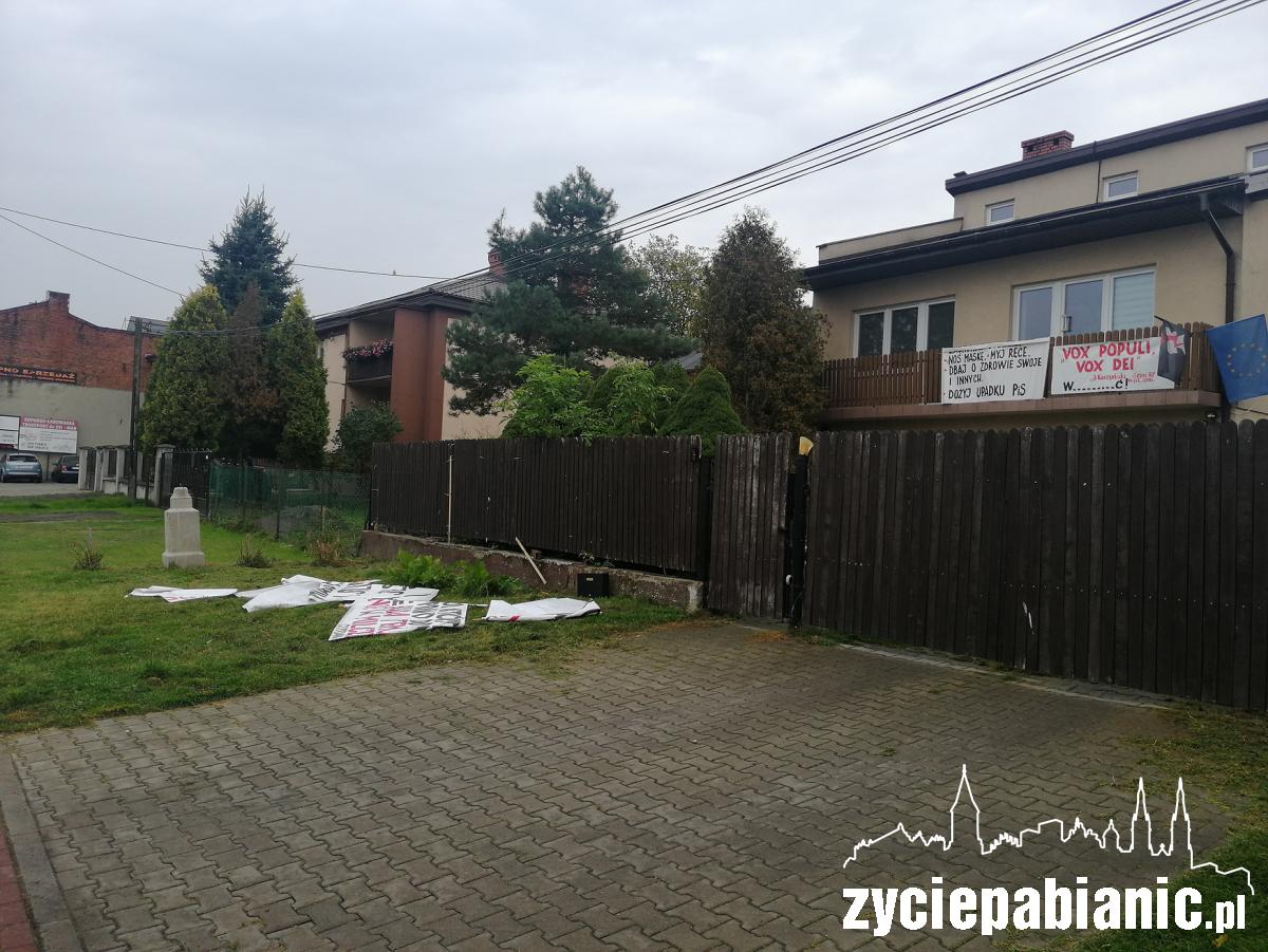 Komu przeszkadzały hasła na płocie
