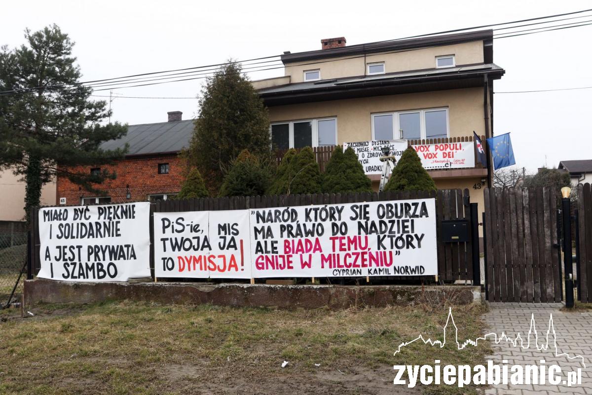 Komu przeszkadzały hasła na płocie