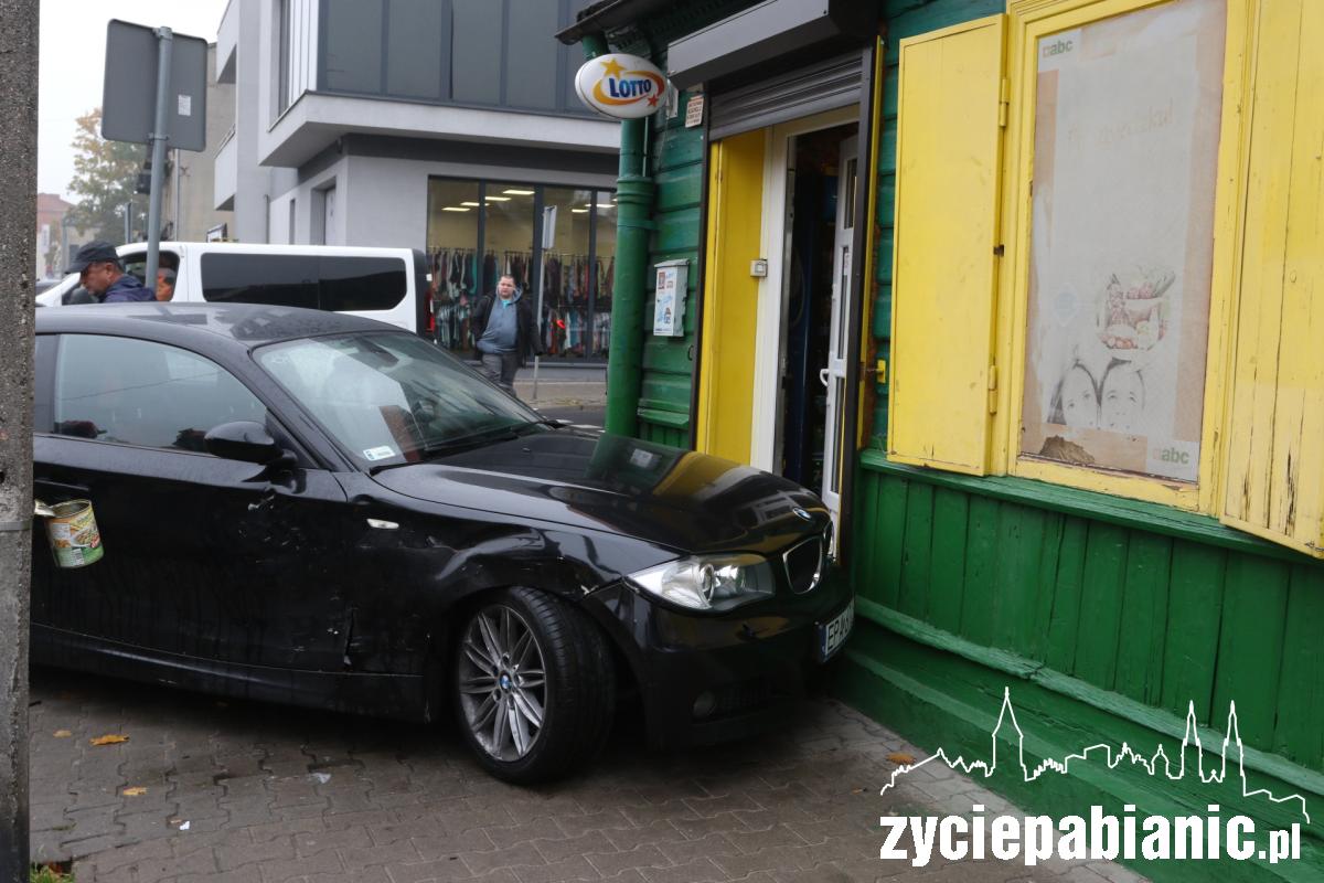 Stłuczka na skrzyżowaniu. BMW wjechało w sklep