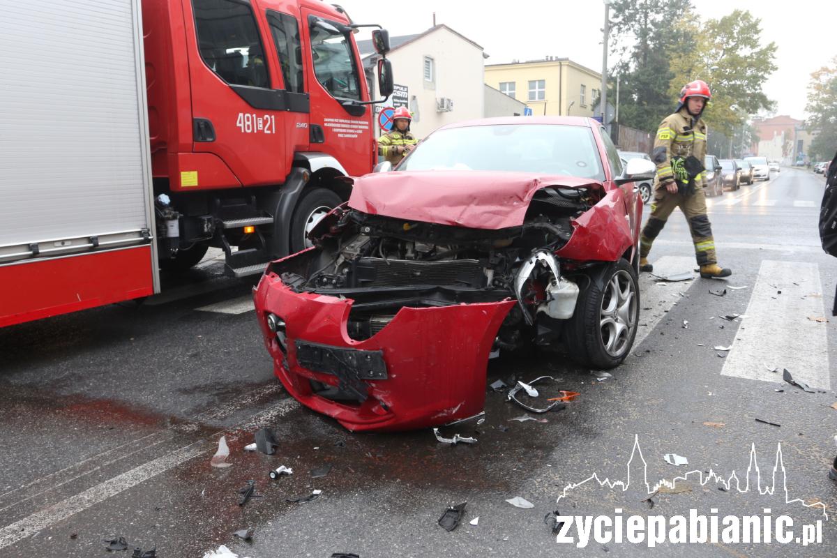 Stłuczka na skrzyżowaniu. BMW wjechało w sklep