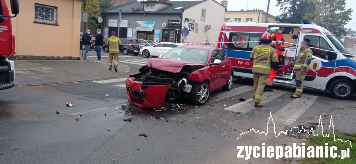 Stłuczka na skrzyżowaniu. BMW wjechało w sklep
