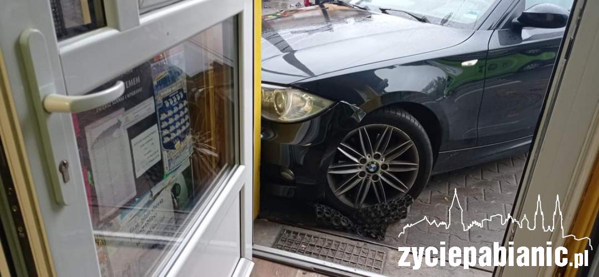 Stłuczka na skrzyżowaniu. BMW wjechało w sklep