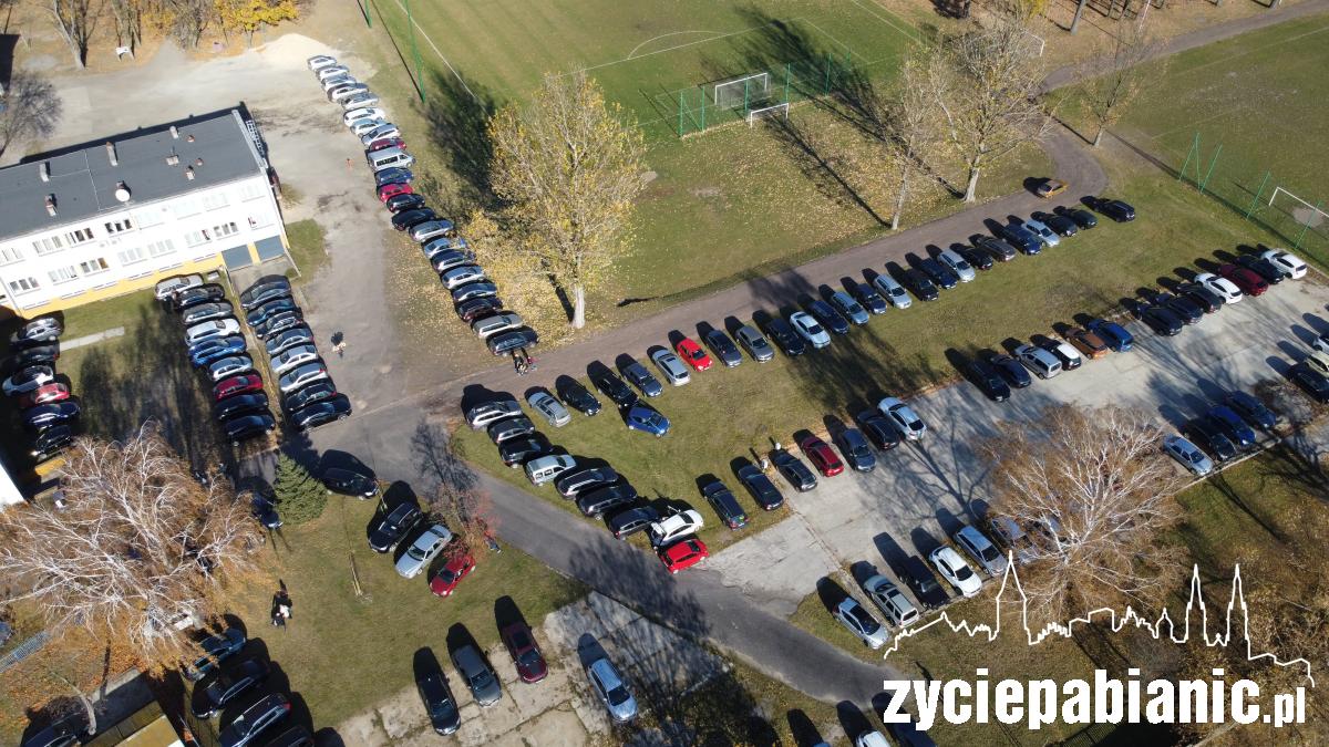 Gdzie zaparkujesz pod cmentarzem?