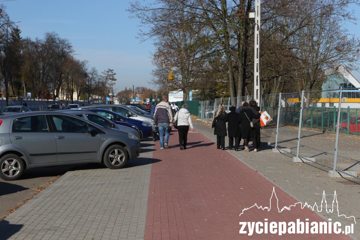 Gdzie zaparkujesz pod cmentarzem?