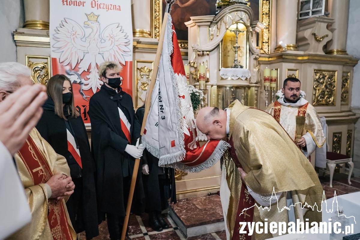 Msza, poświęcenie sztandaru i kwiaty dla poległych