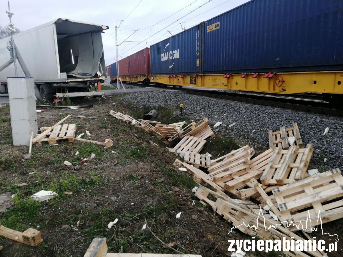 Pociąg zderzył się z TIR-em