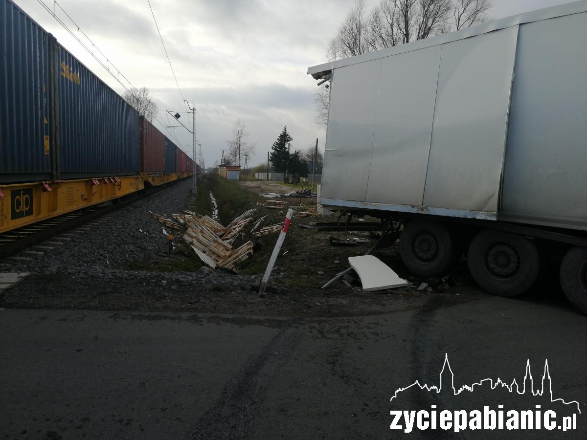Pociąg zderzył się z TIR-em