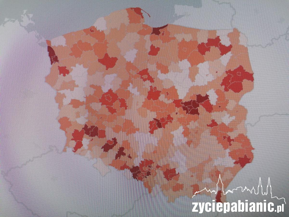 Powiat pabianicki świeci na bordowo. Dużo zakażeń