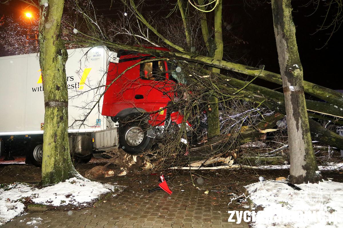 Ciężarówka skosiła drzewo