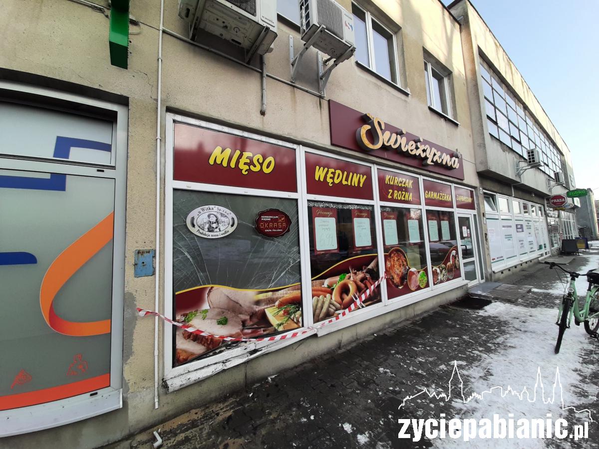Samochód wjechał w sklep