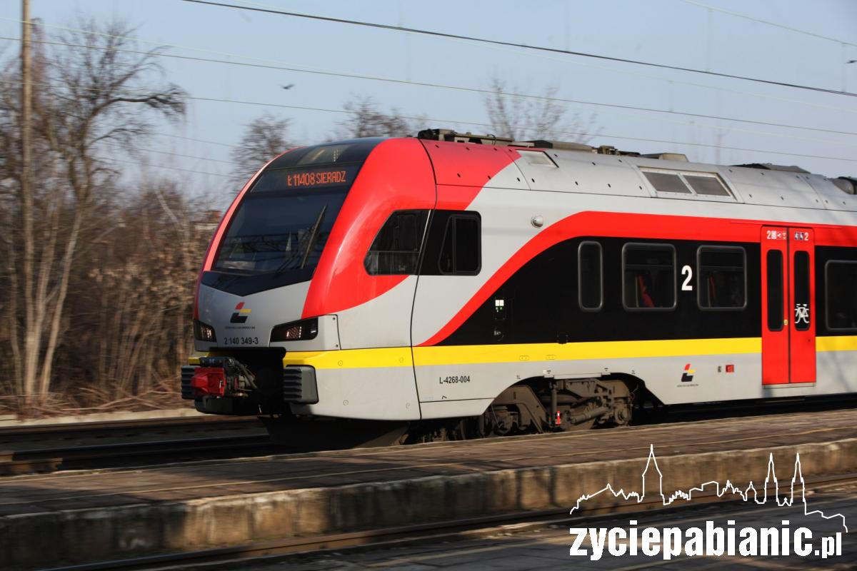 Uratowali człowieka leżącego na torach