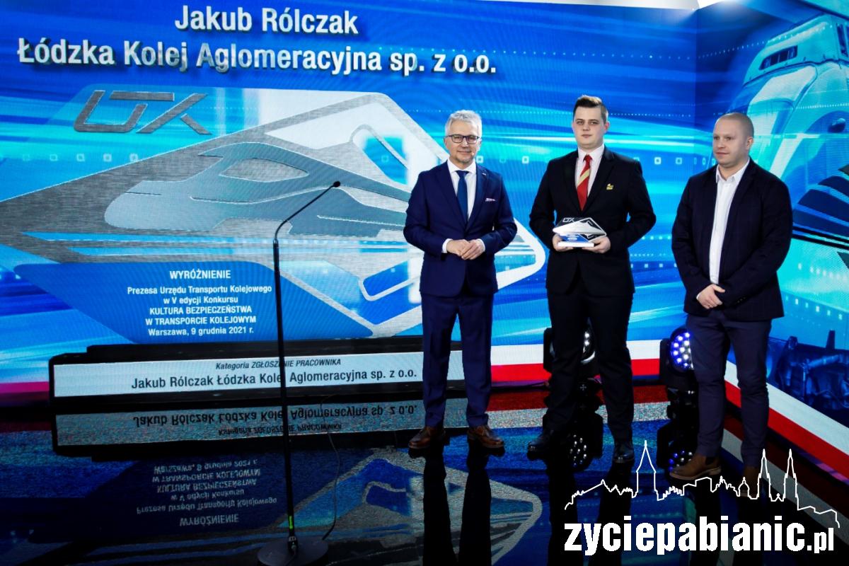 Uratowali człowieka leżącego na torach