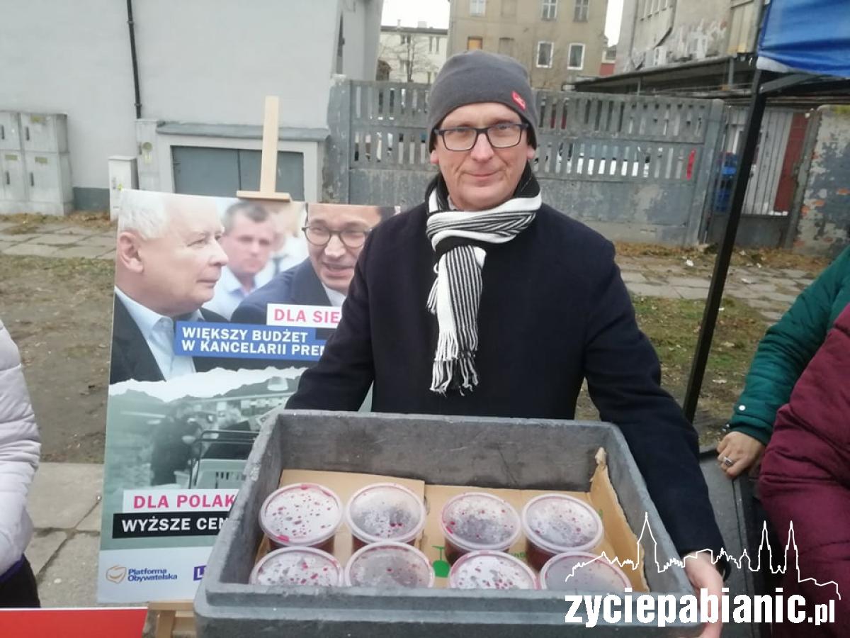 Rozdawali najuboższym gorący barszcz z uszkami