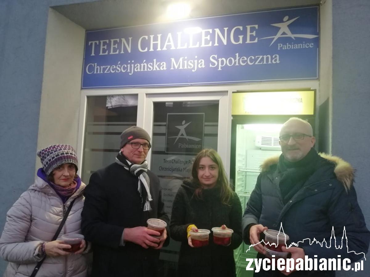 Rozdawali najuboższym gorący barszcz z uszkami