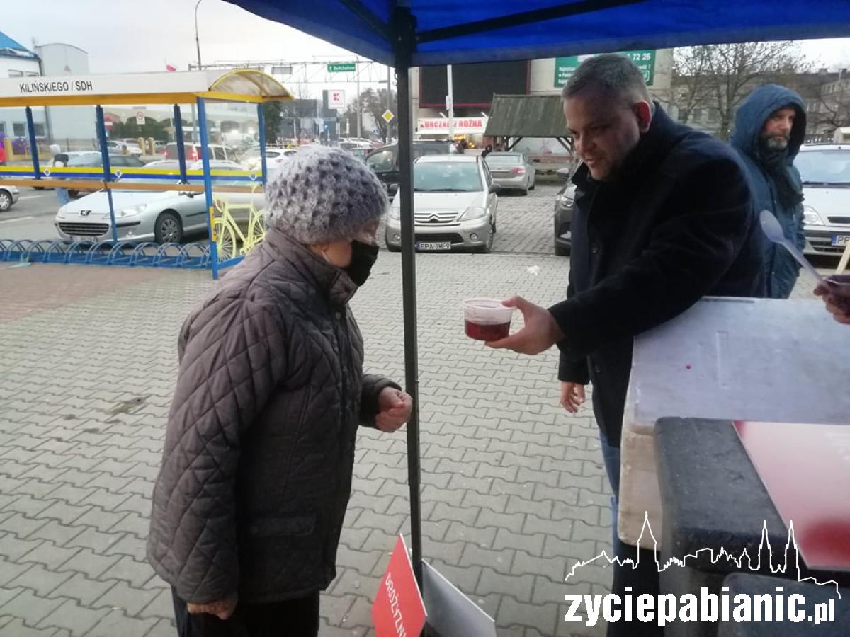 Rozdawali najuboższym gorący barszcz z uszkami
