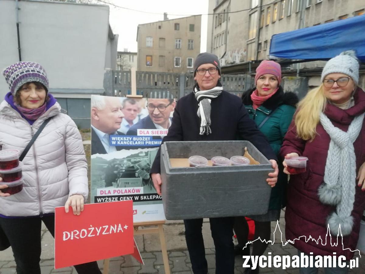 Rozdawali najuboższym gorący barszcz z uszkami