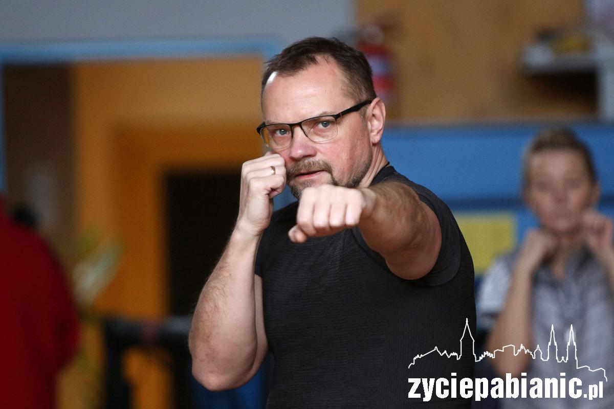 Komendant straży miejskiej uczy kobiety samoobrony