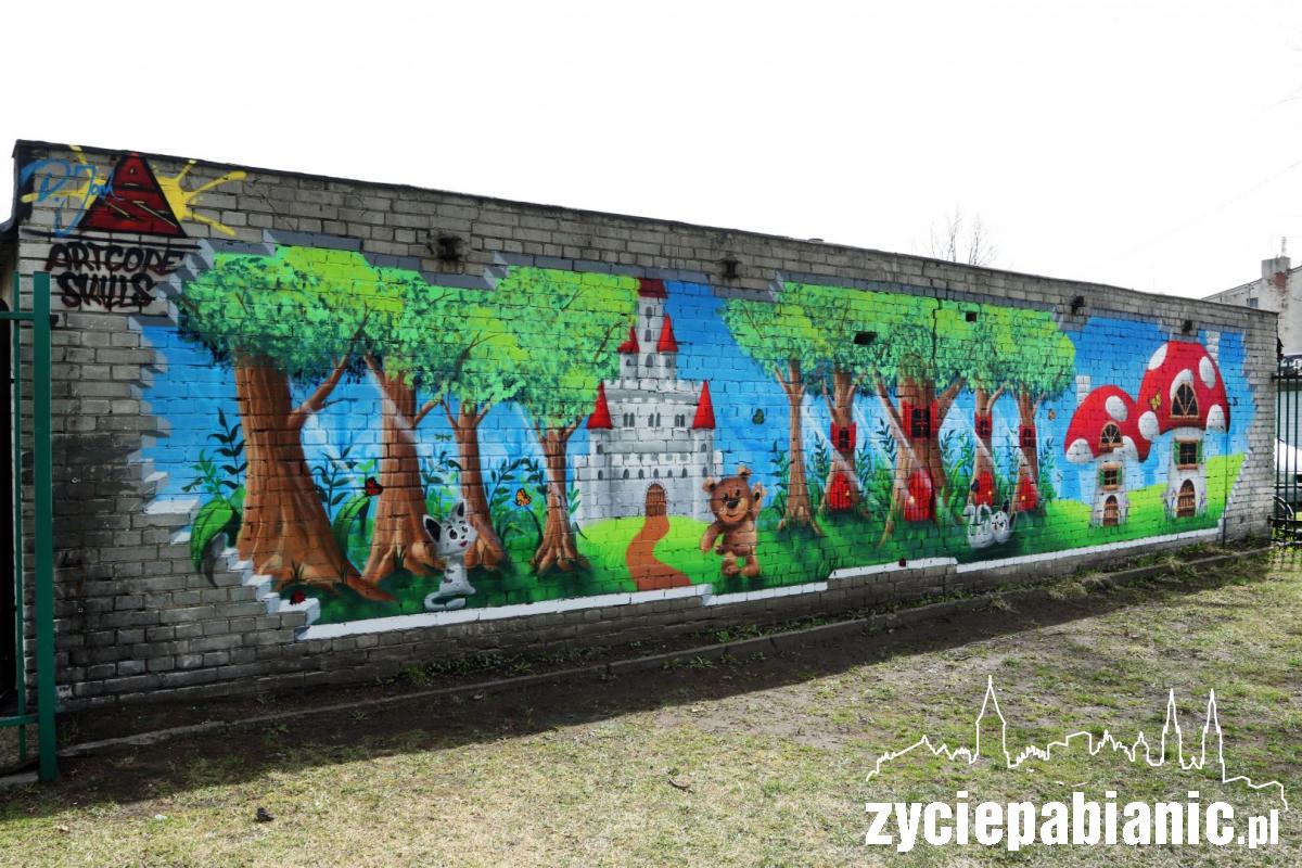 Bajkowy mural przy PM nr 2
